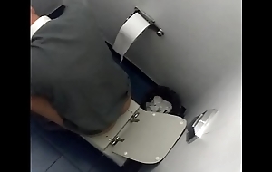 Novinha pega no flagra dentro do banheiro