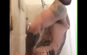 Tatuado batendo punheta e metendo um dildo no cu
