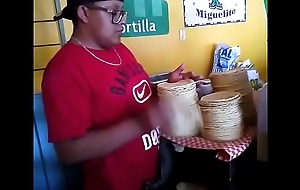 Alan cogiendo tortillas