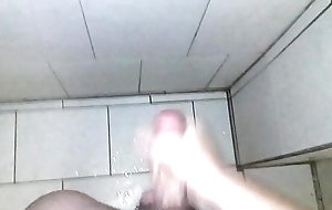tocando uma punheta gostosa no banho