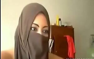 Chunky Arab GF plays above again collaborate her tits and muff
